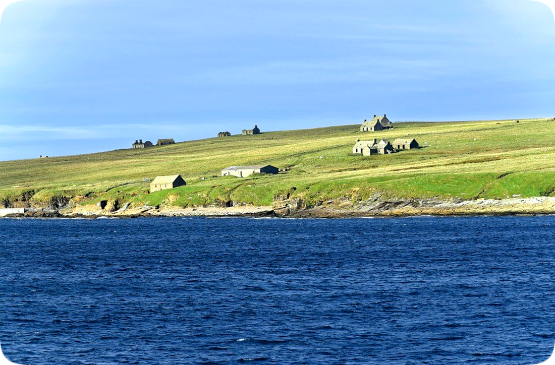 Picture of an old farmhouse near the sea.
